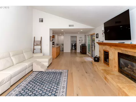 Living - 2496 Panorama Dr, Eugene, OR 97405 photo 5 of 5