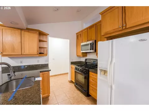 Kitchen - 2320 NE Rene Ave, Gresham, OR 97030 photo 4 of 4