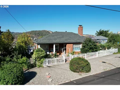 1446 SE Main St, Roseburg, OR 97470