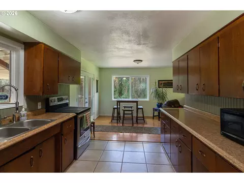 Kitchen - 715 W Coe Ave, Stanfield, OR 97875 photo 1 of 2