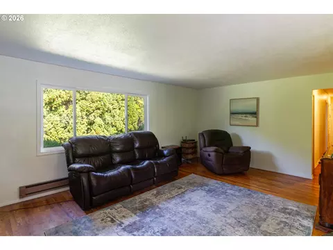 Living - 715 W Coe Ave, Stanfield, OR 97875 photo 3 of 4