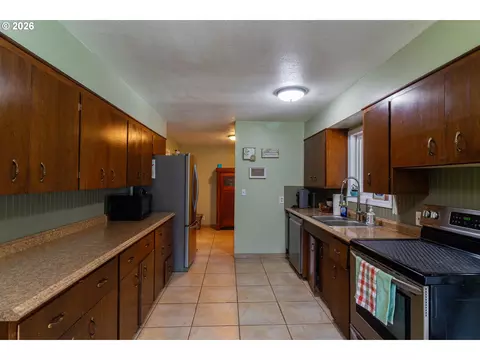 Kitchen - 715 W Coe Ave, Stanfield, OR 97875 photo 2 of 2