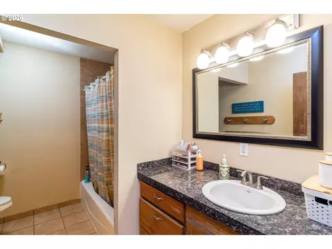 Bath - 715 W Coe Ave, Stanfield, OR 97875 photo 1 of 3