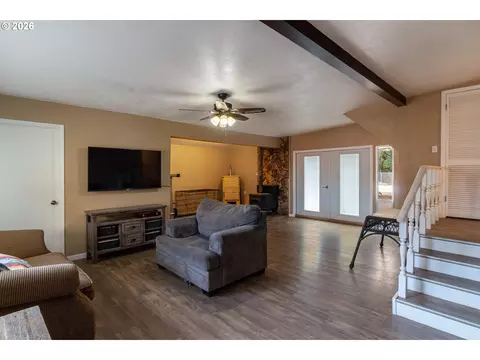 Living - 715 W Coe Ave, Stanfield, OR 97875 photo 1 of 4
