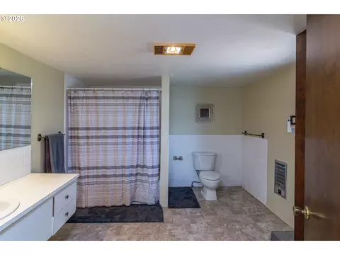 Bath - 715 W Coe Ave, Stanfield, OR 97875 photo 3 of 3
