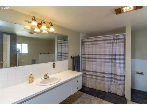 Bath - 715 W Coe Ave, Stanfield, OR 97875 photo 2 of 3
