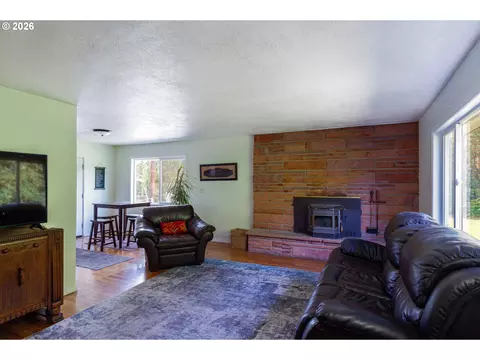 Living - 715 W Coe Ave, Stanfield, OR 97875 photo 4 of 4