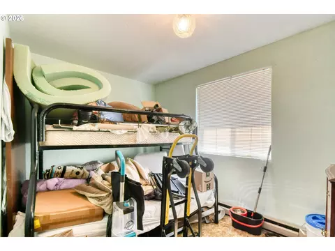 Bedroom - 810 SW 10th St, Pendleton, OR 97801 photo 3 of 8
