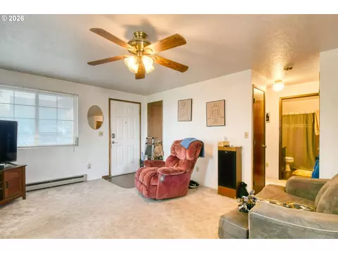Living - 810 SW 10th St, Pendleton, OR 97801 photo 3 of 5