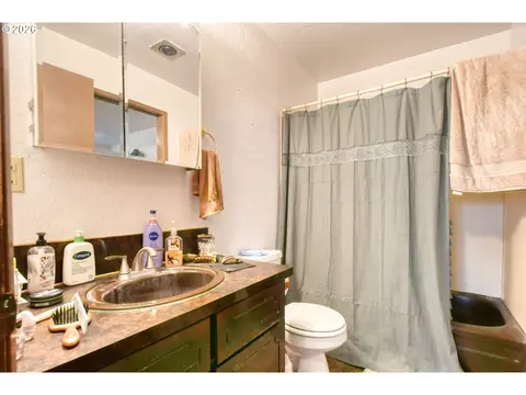 Bath - 810 SW 10th St, Pendleton, OR 97801 photo 2 of 2