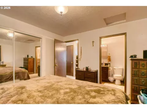 Bedroom - 810 SW 10th St, Pendleton, OR 97801 photo 5 of 8