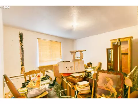 Bedroom - 810 SW 10th St, Pendleton, OR 97801 photo 7 of 8