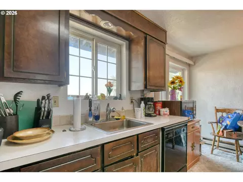 Kitchen - 810 SW 10th St, Pendleton, OR 97801 photo 4 of 4