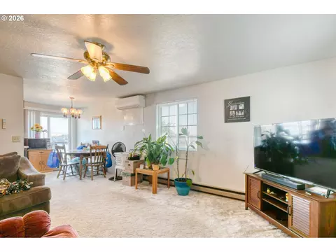 Living - 810 SW 10th St, Pendleton, OR 97801 photo 1 of 5