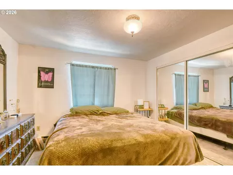 Bedroom - 810 SW 10th St, Pendleton, OR 97801 photo 4 of 8