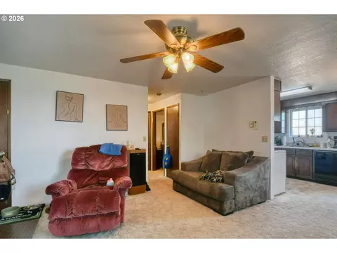 Living - 810 SW 10th St, Pendleton, OR 97801 photo 2 of 5
