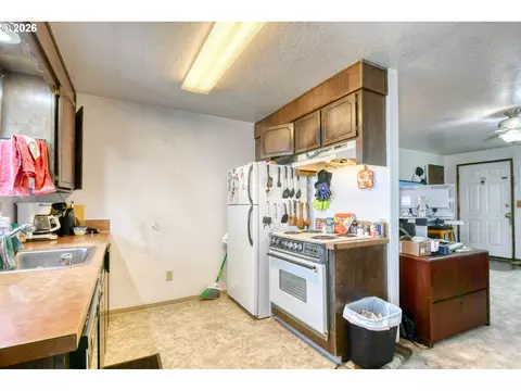 Kitchen - 810 SW 10th St, Pendleton, OR 97801 photo 2 of 4