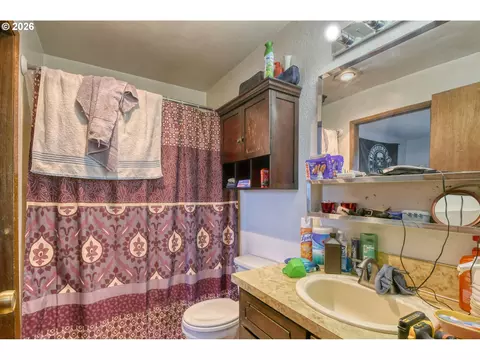 Bath - 810 SW 10th St, Pendleton, OR 97801 photo 1 of 2