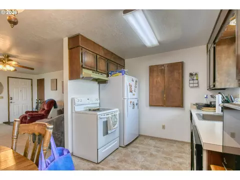 Kitchen - 810 SW 10th St, Pendleton, OR 97801 photo 3 of 4