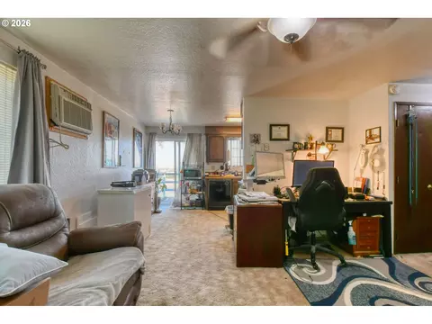 Living - 810 SW 10th St, Pendleton, OR 97801 photo 5 of 5
