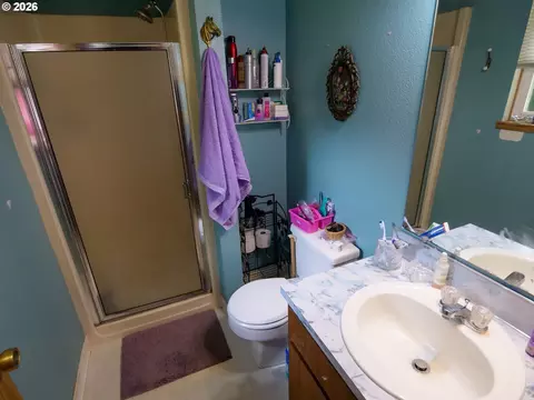 Bath - 3635 SE 24th Ct, Gresham, OR 97080 photo 1 of 2