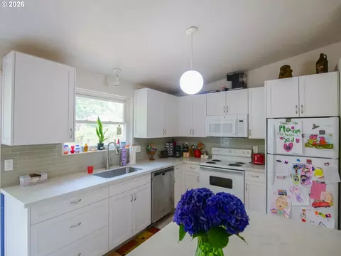 Kitchen - 3635 SE 24th Ct, Gresham, OR 97080 photo 2 of 4