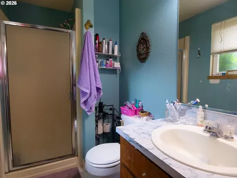 Bath - 3635 SE 24th Ct, Gresham, OR 97080 photo 2 of 2