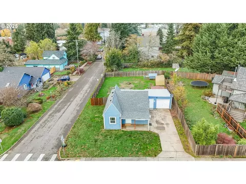 108 South St, Silverton, OR 97381