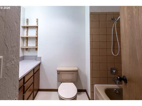 Bath - 992 Sunset Dr, Springfield, OR 97477 photo 2 of 4