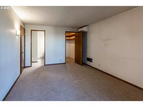 Bedroom - 992 Sunset Dr, Springfield, OR 97477 photo 5 of 5