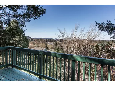 Exterior - 992 Sunset Dr, Springfield, OR 97477 photo 6 of 7