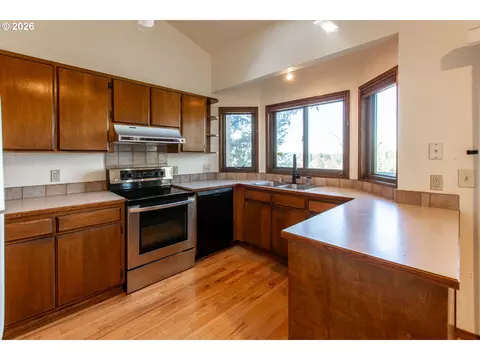 Kitchen - 992 Sunset Dr, Springfield, OR 97477 photo 4 of 5