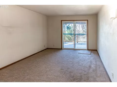 Living - 992 Sunset Dr, Springfield, OR 97477 photo 5 of 8