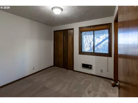 Bedroom - 992 Sunset Dr, Springfield, OR 97477 photo 2 of 5