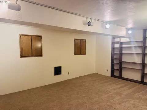 Living - 992 Sunset Dr, Springfield, OR 97477 photo 6 of 8