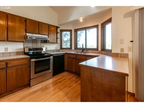 Kitchen - 992 Sunset Dr, Springfield, OR 97477 photo 3 of 5