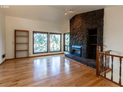 Living - 992 Sunset Dr, Springfield, OR 97477 photo 2 of 8
