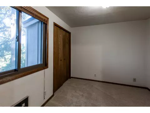 Bedroom - 992 Sunset Dr, Springfield, OR 97477 photo 4 of 5