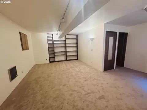 Living - 992 Sunset Dr, Springfield, OR 97477 photo 8 of 8