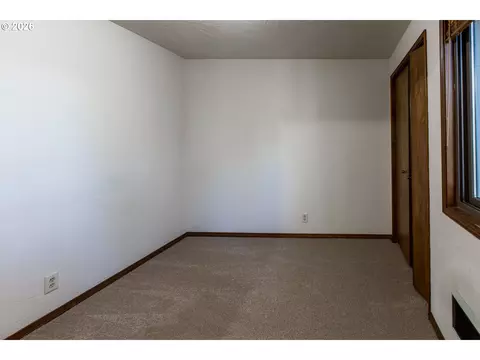 Bedroom - 992 Sunset Dr, Springfield, OR 97477 photo 3 of 5