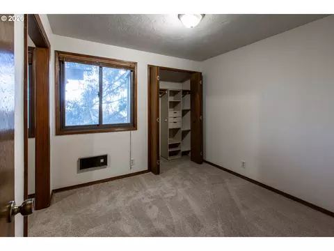 Bedroom - 992 Sunset Dr, Springfield, OR 97477 photo 1 of 5