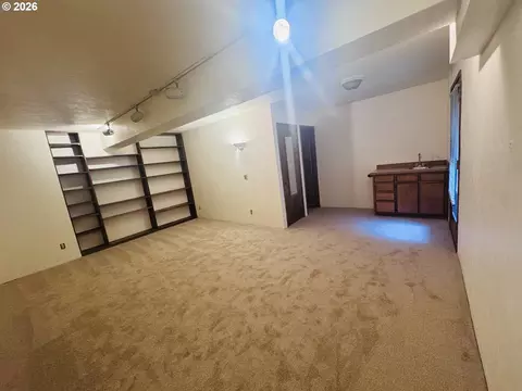 Living - 992 Sunset Dr, Springfield, OR 97477 photo 7 of 8