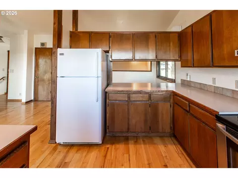 Kitchen - 992 Sunset Dr, Springfield, OR 97477 photo 5 of 5