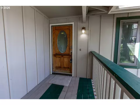 Exterior - 992 Sunset Dr, Springfield, OR 97477 photo 5 of 7