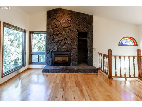 Living - 992 Sunset Dr, Springfield, OR 97477 photo 1 of 8