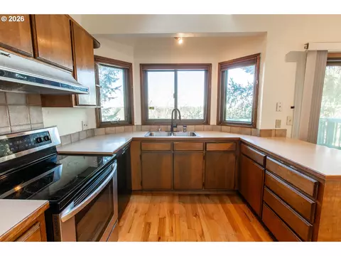 Kitchen - 992 Sunset Dr, Springfield, OR 97477 photo 2 of 5