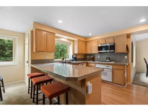Kitchen - 3010 SW Phyllis Dr, Gresham, OR 97080 photo 4 of 7