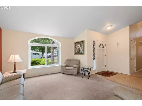 Living - 3010 SW Phyllis Dr, Gresham, OR 97080 photo 3 of 8