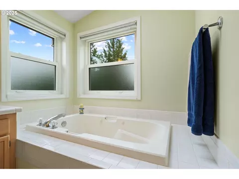 Bath - 3010 SW Phyllis Dr, Gresham, OR 97080 photo 7 of 7