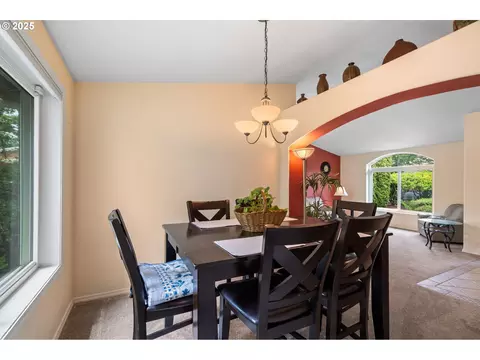 Dining - 3010 SW Phyllis Dr, Gresham, OR 97080 photo 2 of 5